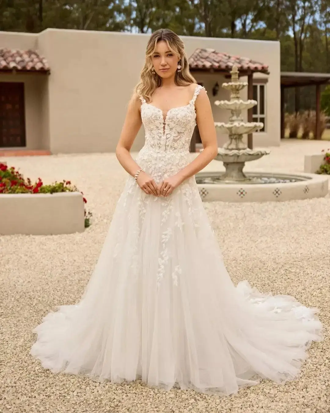 Customized A Line Wedding Dresses Appliques Straps Court Train Bridal Gowns Formal Occasion robe mariage