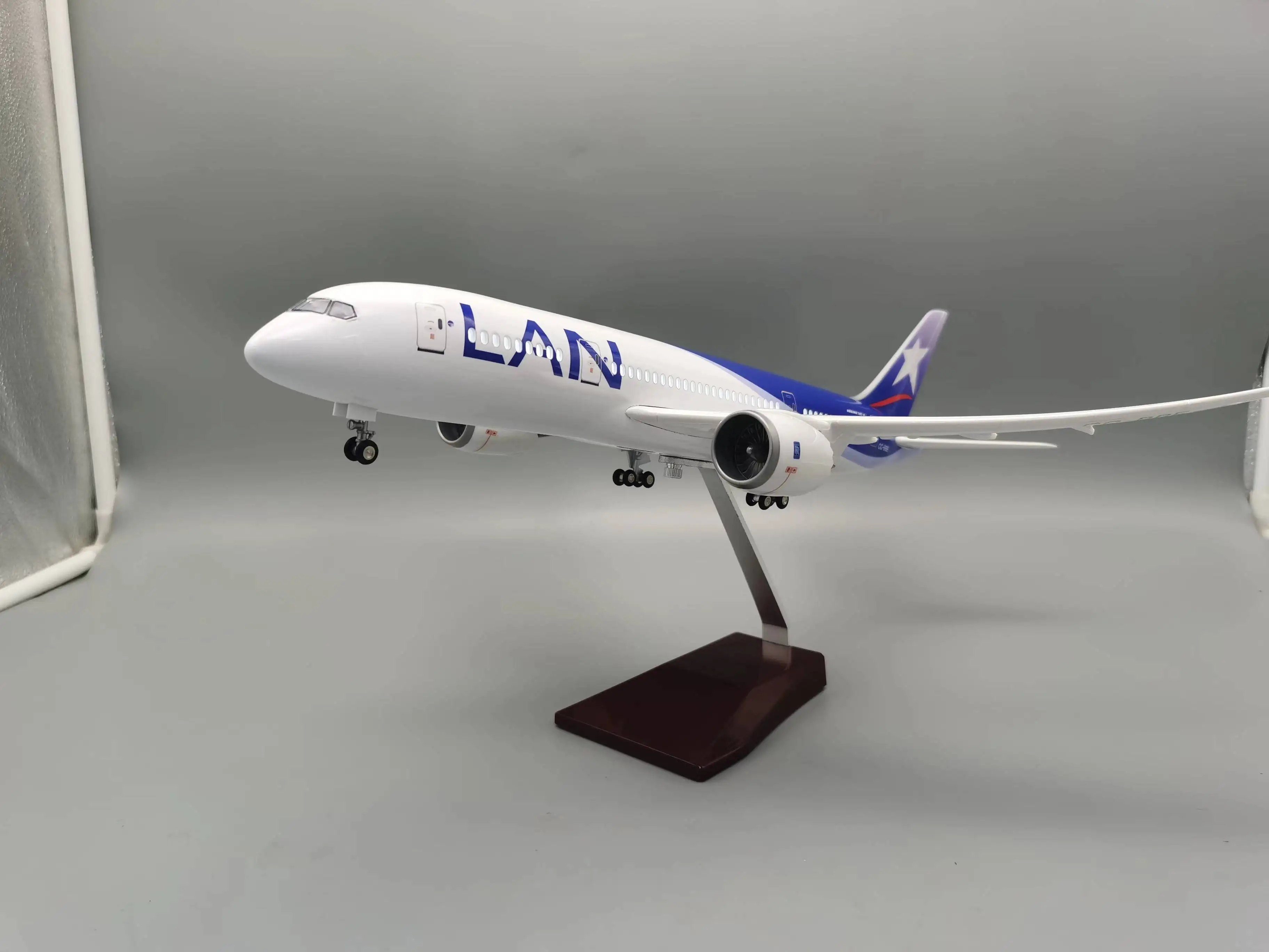 B787 نموذج طائرة 47 سنتيمتر تشيلي LAN طيران نموذج طائرة 1/130 مقياس مصغر مع الضوء والعجلة للتجميع أو العرض