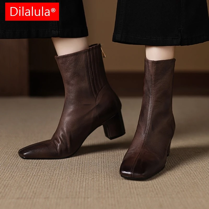 

Dilalula 2025 Ретро женские ботильоны из овчины из овчины с квадратным носком на среднем толстом каблуке, карьерные короткие ботинки на молнии, женская модельная обувь