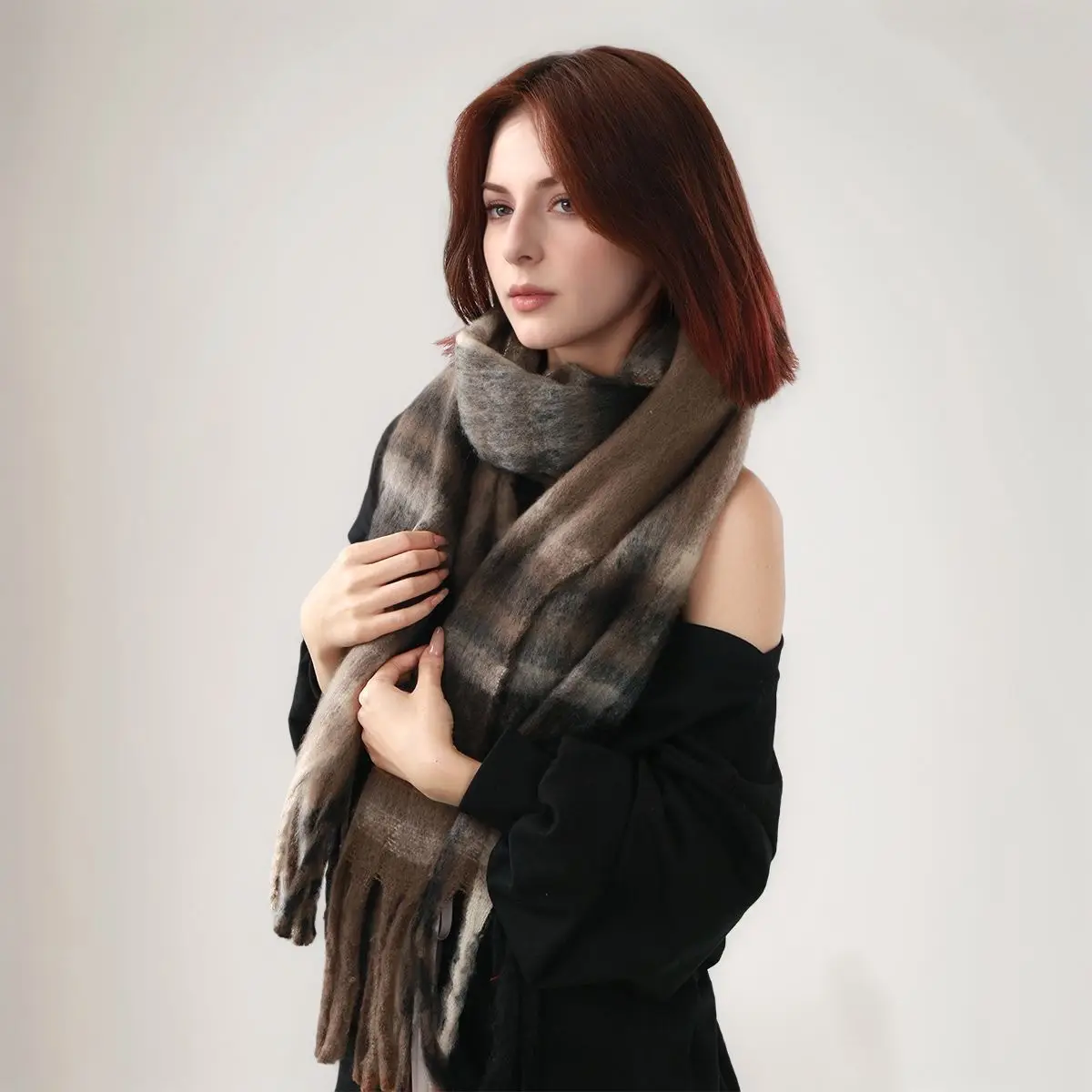 

Новый стильный шарф, зимний и осенний женский высококачественный новый шерстяной черно-белый клетчатый размивающий аксессуар для пар