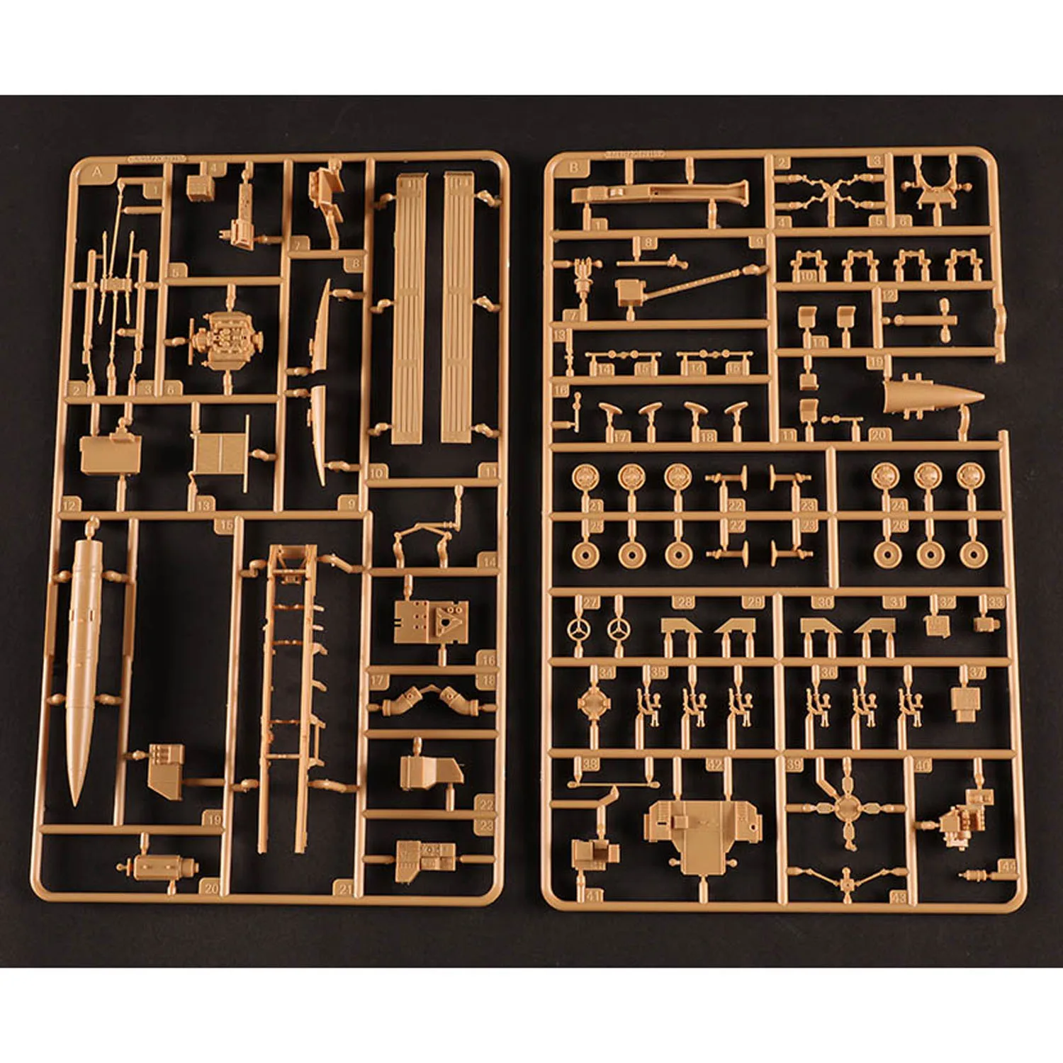 HobbyBoss 1/72 Estático Russo 9K79 Tochka SS-21 Scarab IRBM Veículo de Mísseis Modelo Kits de Plástico Brinquedos TH23482