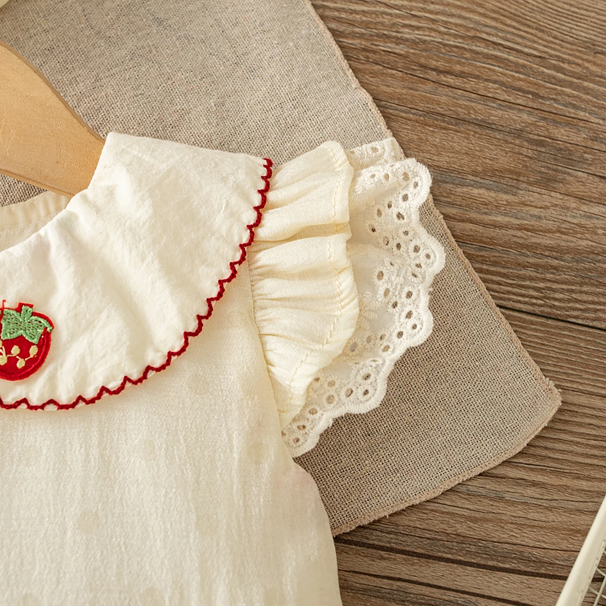 Sommerliches Baumwollkleid für Babymädchen mit Kirschen, Koreanischer Stil, Niedliches Beige Kleid mit Puppenkragen und Erdbeermotiv für Kleinkinder – Detail 6
