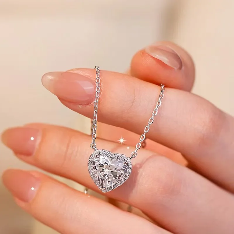 قلادة على شكل قلب لعيد الحب: 1 قيراط D اللون مويسانيتي لامع، S925 فضي مطلي بالذهب الأبيض هدية حب لها