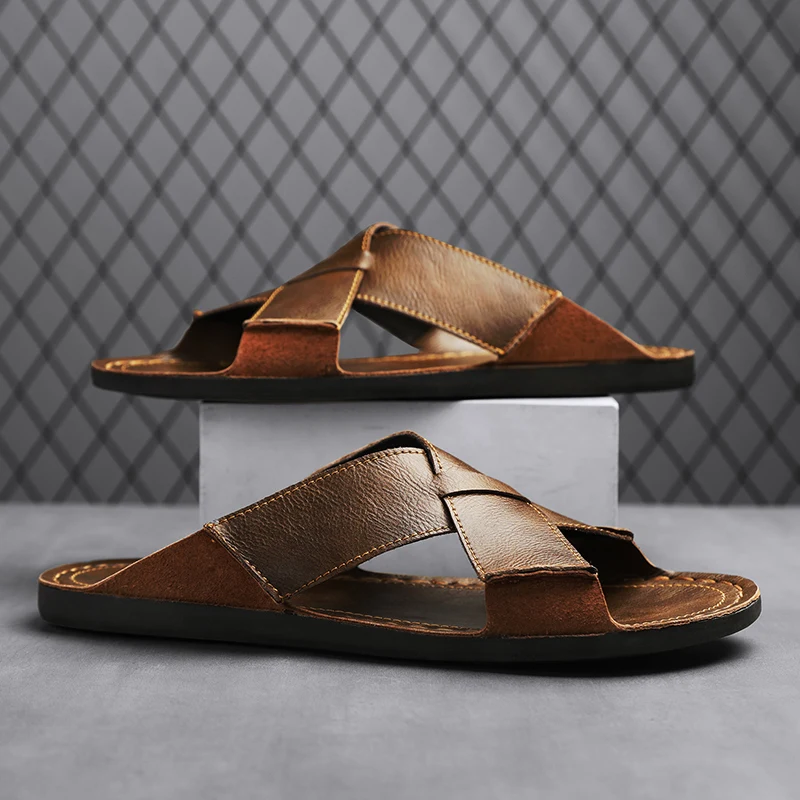 موضة جلد أصلي للرجال النعال الصيف رجل الصنادل في الهواء الطلق أحذية الشاطئ عالية الجودة حذاء كاجوال مريح الوجه يتخبط