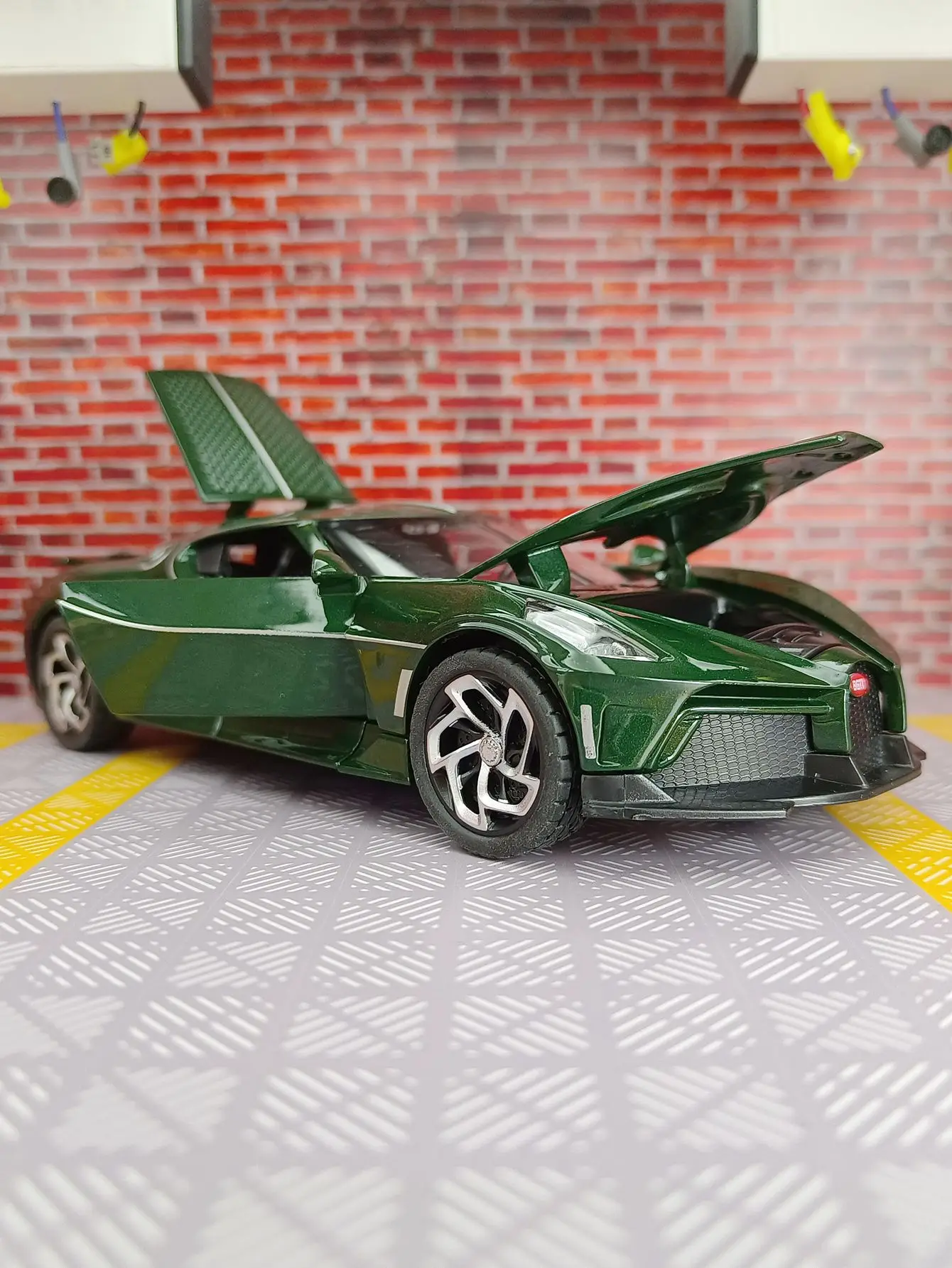 1:24 simulation Bugatti alloy car model, doors and engine hood, trunk can be opened, sound and light return gifts