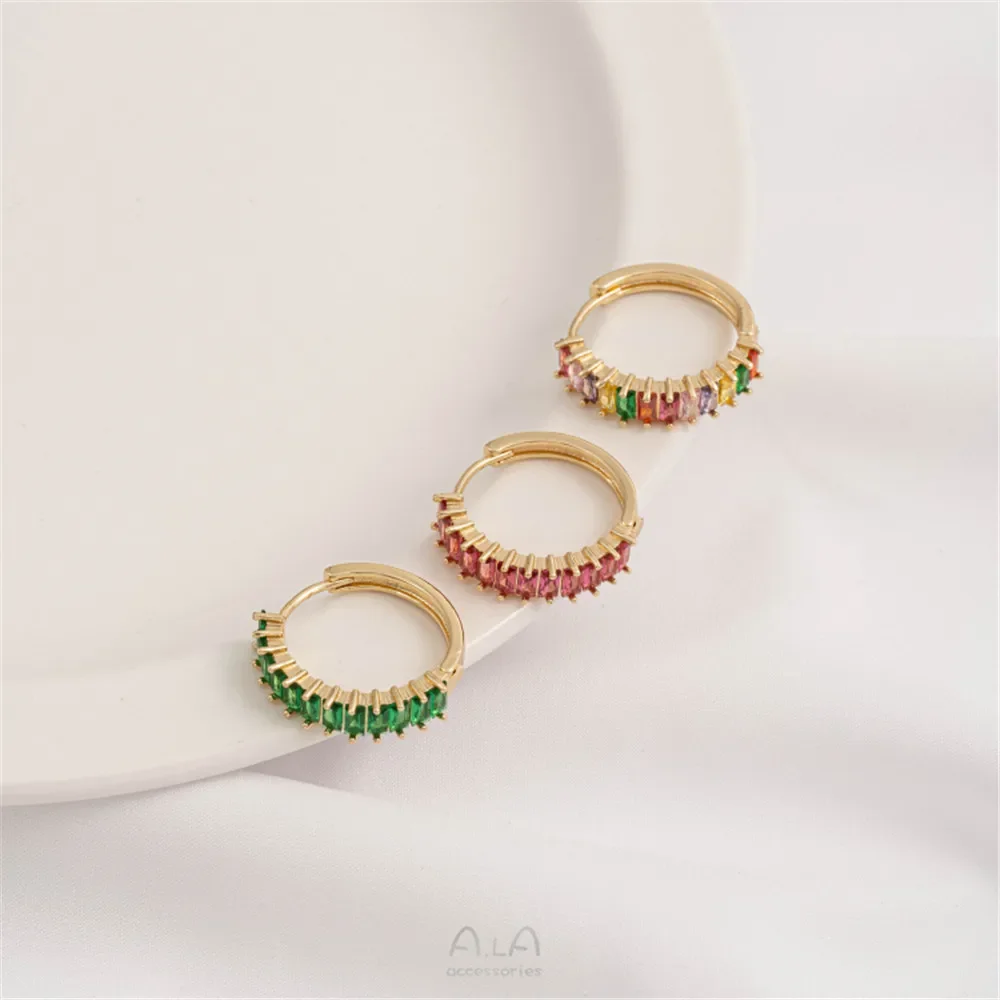 

Круглые серьги зеленого и красного циркония с U-образными серьгами в форме сердца. Простые, роскошные, изысканные, высококачественные.