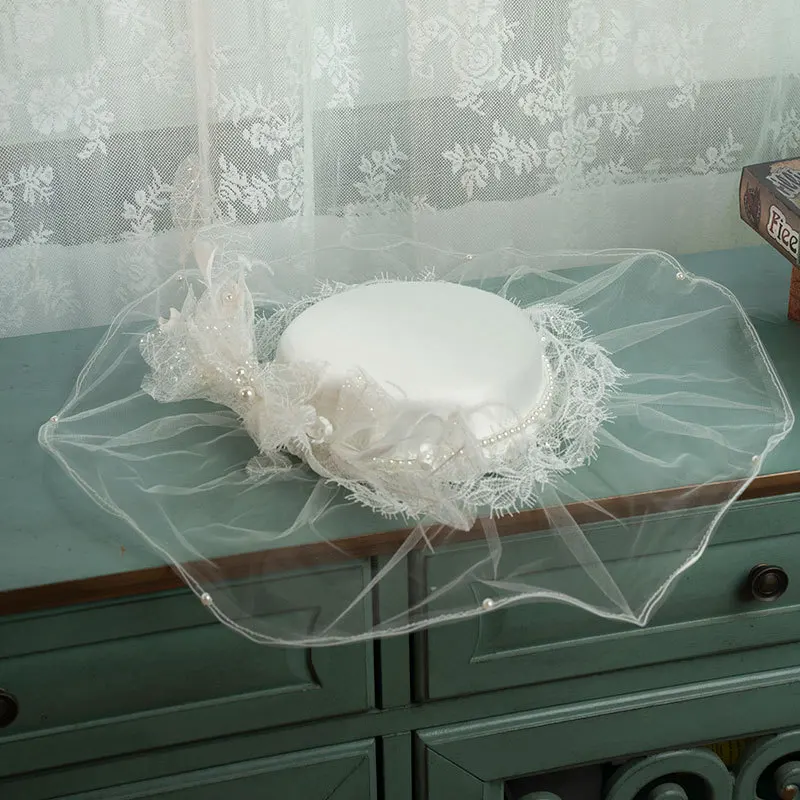 

2024 Elegant Party Fancy Show Mini White Wedding Hat Mesh Floppy Brim Pearls Bow Fascinator Hat Lace Satin Fedora Cap Headdress