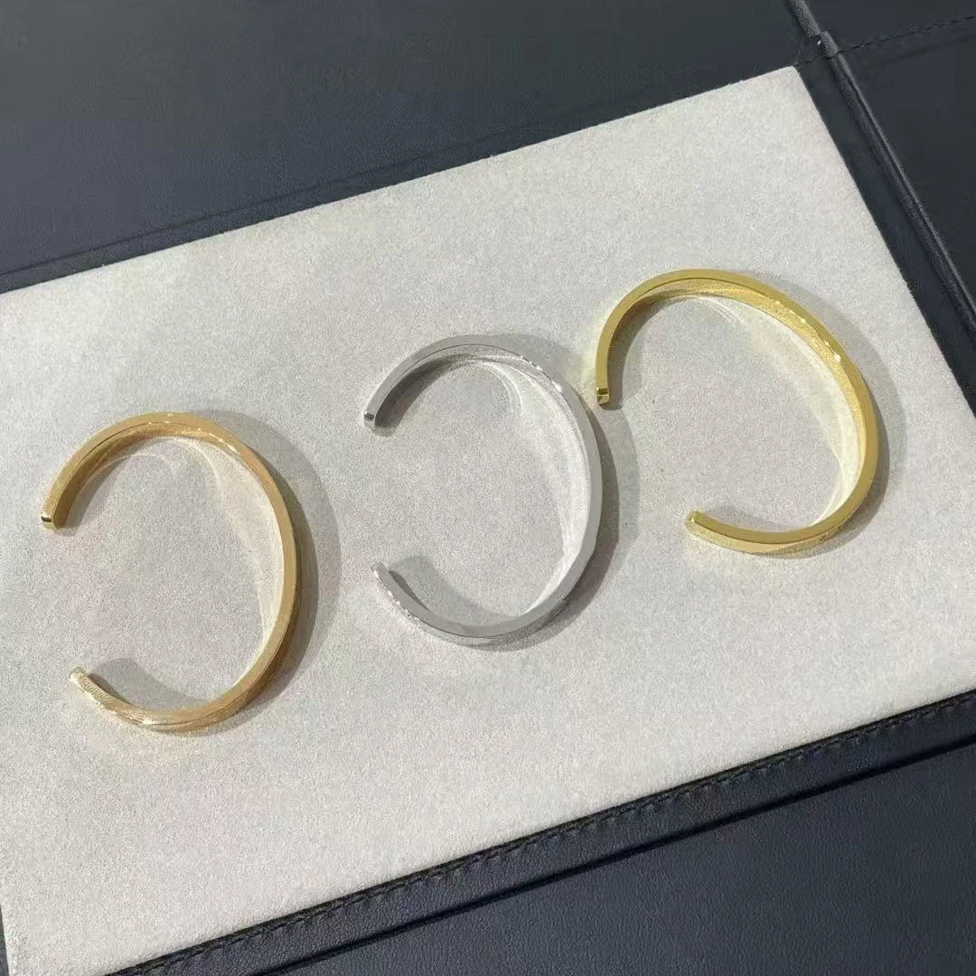 

Exquisite jewelry couple bracelet Love series ︌ Classic ︌ Open mouth bracelet, open the video to view the real shot