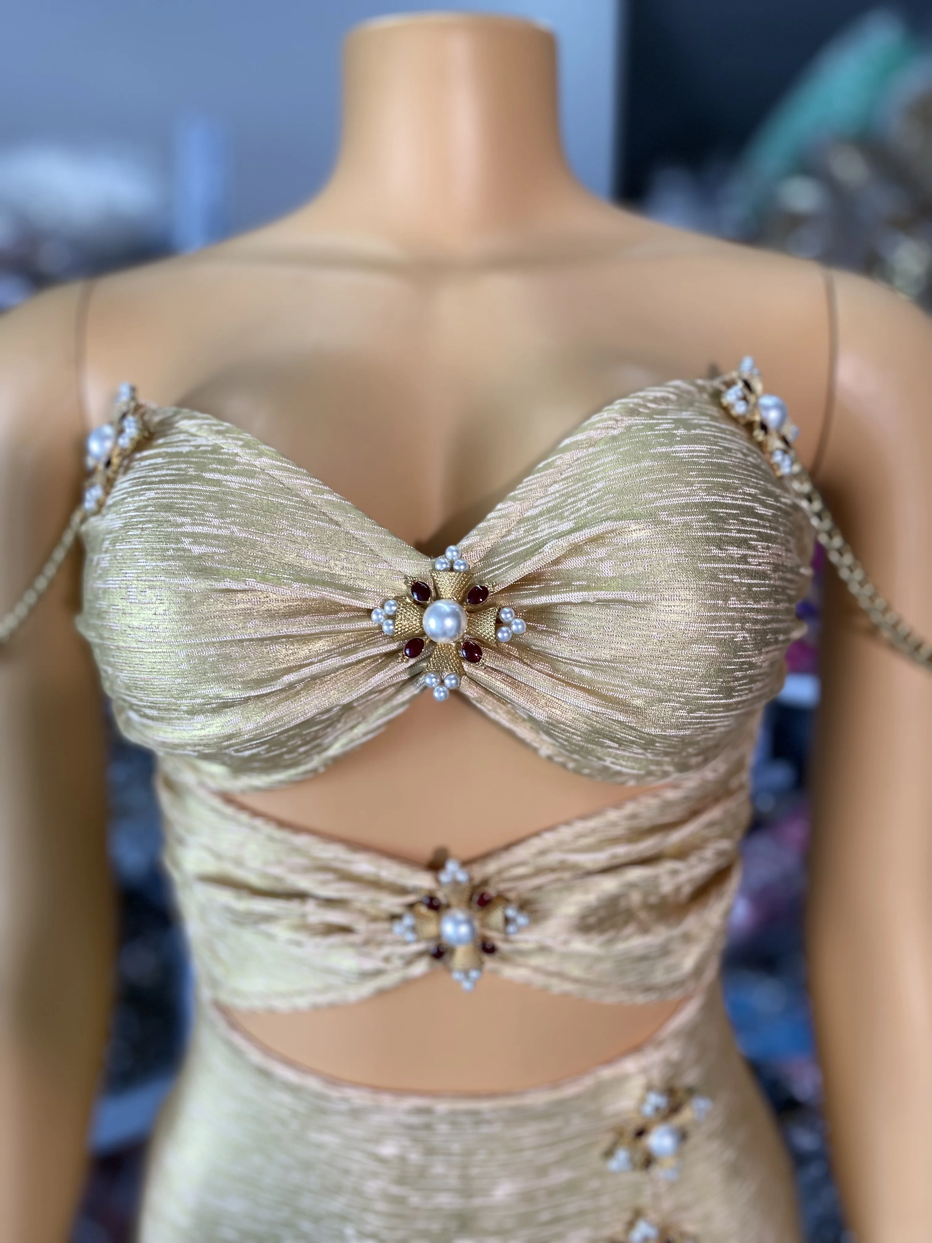 Sexy Metallkettenriemen Broning Gold Bandage Kleid Ausschnitt Diamanten Blumen Offenes Bein Knielanges Promi-Abend-Partykleid