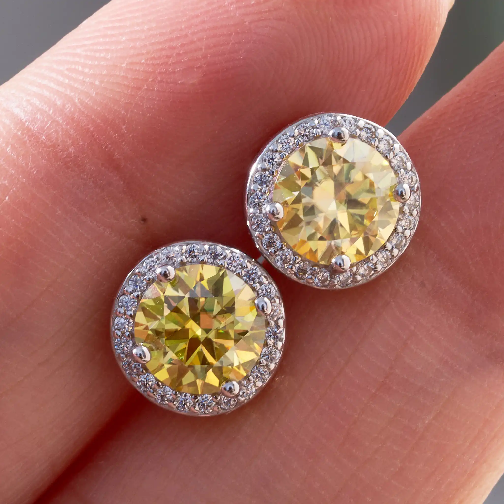 925 Sterling Silver 1 Carat Moissanite Okrągłe kolczyki zaręczynowe Ślub Codzienna praca Impreza Podróż Luksusowy prezent dla kobiet — zdjęcie 6