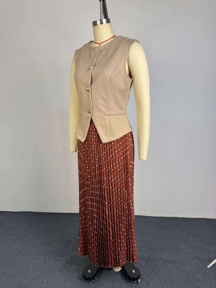 Elegantes 2-teiliges Damen-Outfit: Ärmelloses Peplum-Top mit Goldknöpfen und gepunkteter Midi-Faltenrock – Formelles Business-Set für das Büro – Detail 10