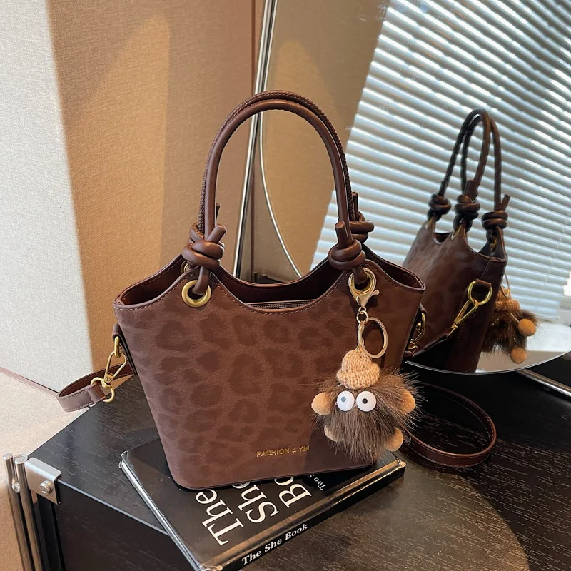 

Новинка 2025, минималистичная женская сумка-мешок, шикарная сумка через плечо с верхней ручкой, повседневная универсальная сумка через плечо, легкая стильная сумка ​