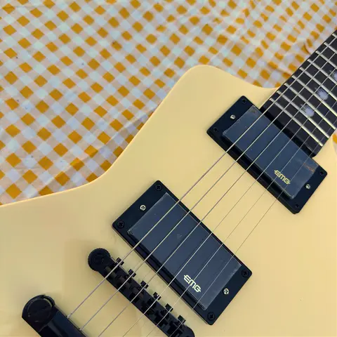 Electric Cream Body Guitar Mahogany Neck Rosewood Fingerboard 22 Frets Stainless Steel 628mm Scale Black Hardware 6-String