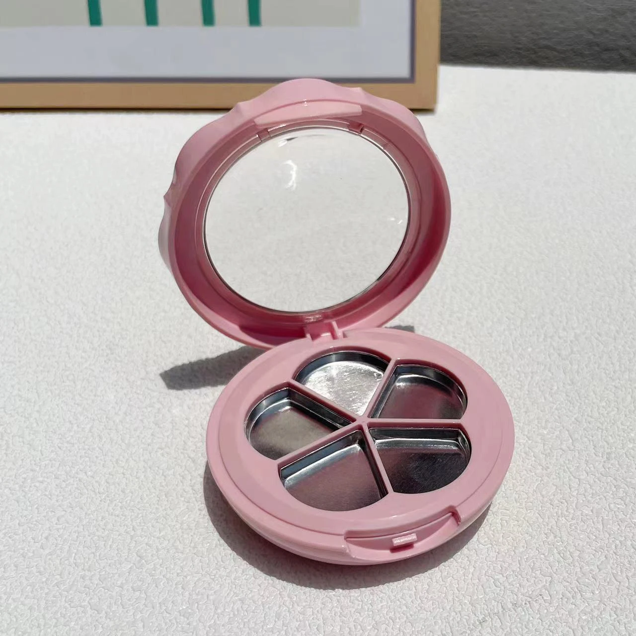 Empty Eyeshadow Case With Mirror Cute Refillable Flower Shape Cosmetic Sample Container Clear Lid Lipstick Box Travel