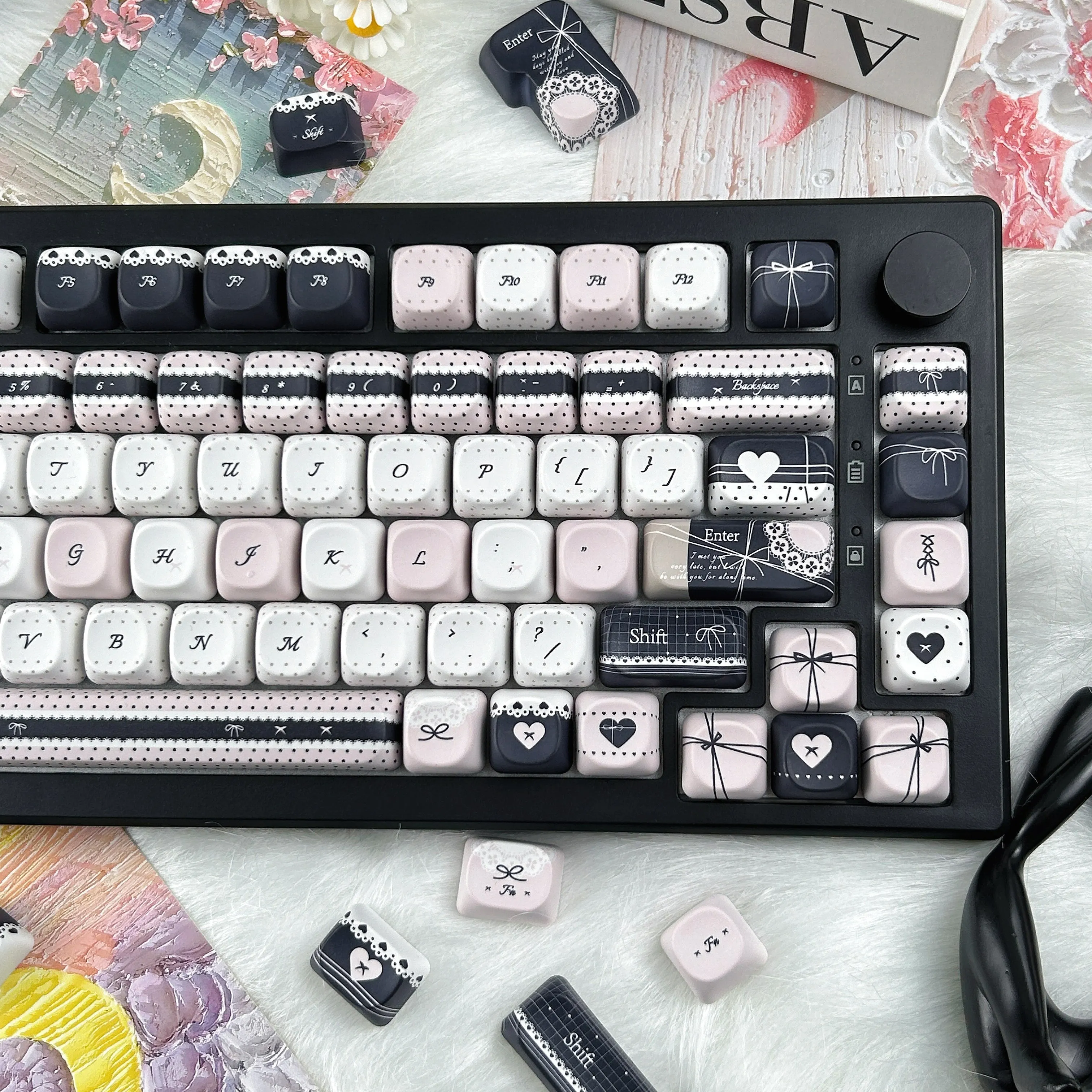 

Черно-розовые колпачки для клавиш Cherry MOA Profile Dream Weaving Theme Симпатичные колпачки для клавиш из ПБТ в стиле рококо Изысканные колпачки для клавиатуры с кружевным бантом
