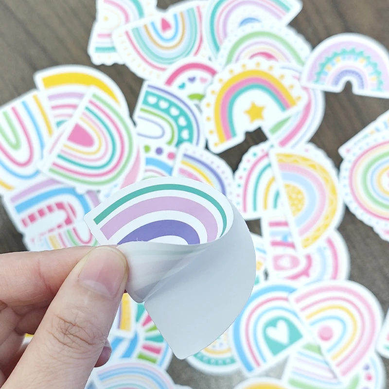 50 قطعة من ملصقات قوس قزح اللطيفة بألوان قوس قزح المقاومة للماء من الفينيل لزجاجات المياه وكوب الأمتعة والكمبيوتر المحمول
