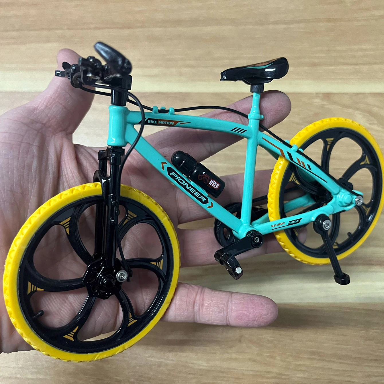 

1:8 Mini Model Alloy Bicycle Diecast Green and Yellow Finger Mountain Metal Colorful Bike Simulation Collection Toys Boys