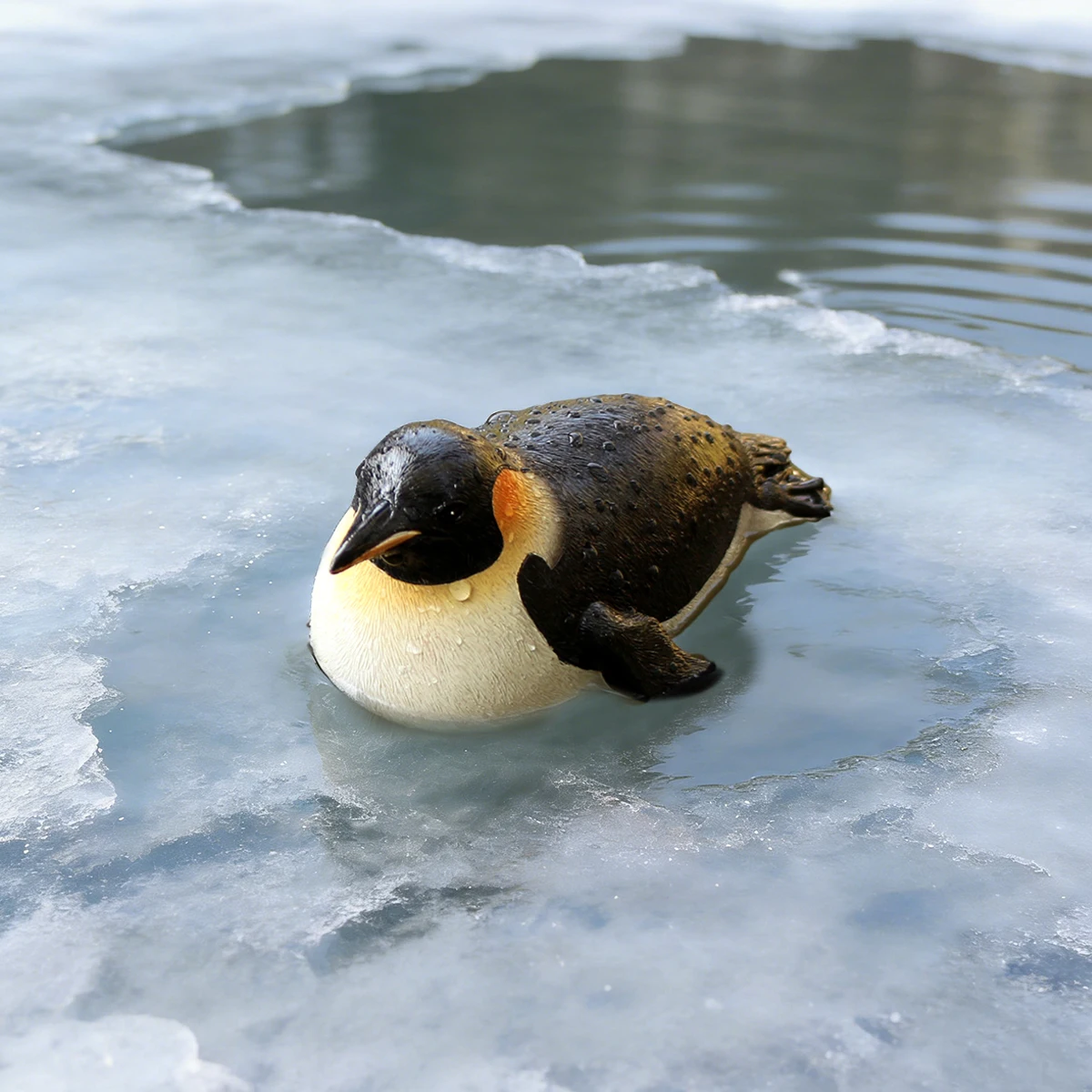 Schwimmender Pinguin-Gartenfigur aus Kunstharz – Eine realistische 6,49-Zoll-Tierfigur für den Außenbereich, kreative Skulptur-Dekoration für