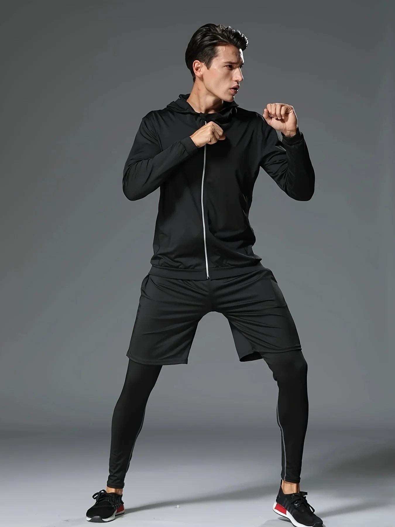 

Спортивный комплект из пяти предметов, мужская одежда больших размеров, удобство занятий спортом.