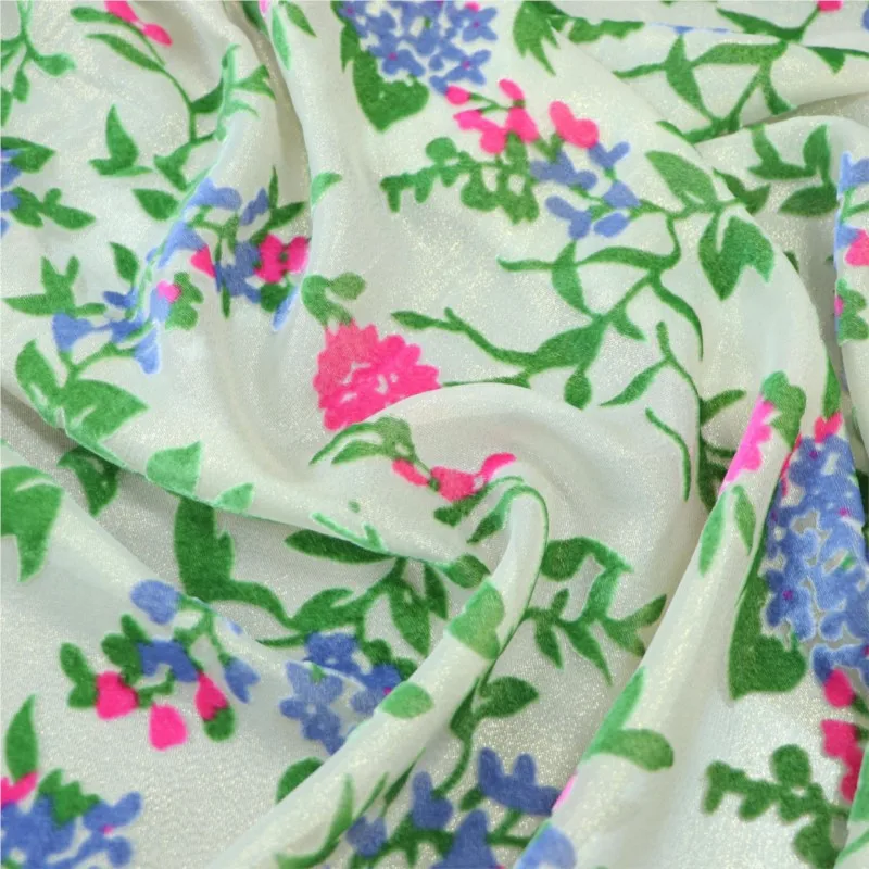 

Шелковая жеоржетная бархатная ткань с золотым принтом используется в качестве платья Cheongsam.