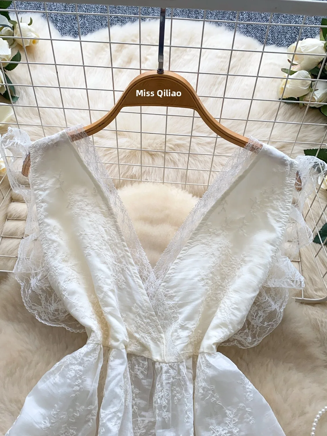 เสื้อผ้าผู้หญิงปักลายลูกไม้ V-Ne ปะติดปะต่อกันเอวกระชับสัดส่วนฤดูร้อนหวานอ่อนโยนอเนกประสงค์เอเล่ท็อปเกาหลีสเล