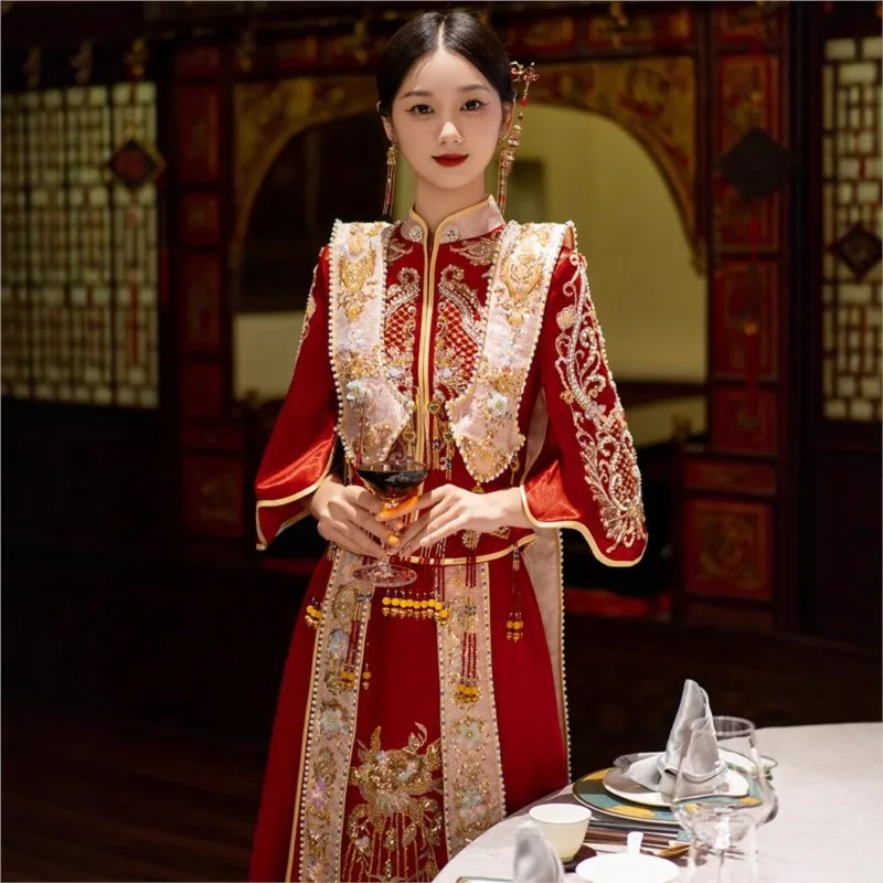A new style of Chinese-style wedding dress with beaded toasts and shawl