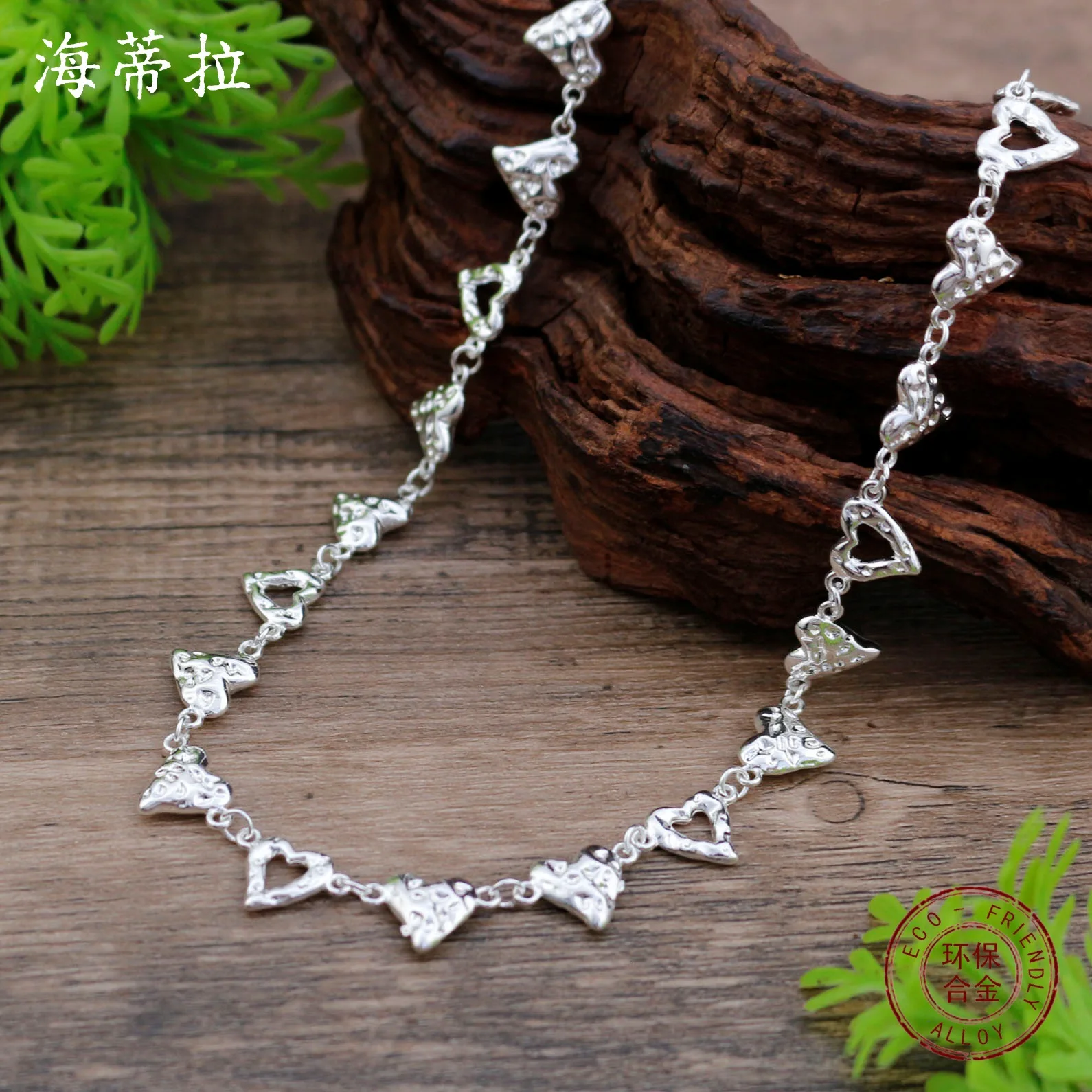 Jewelry DIY accessories new hollow love necklace, women's simple and high-end feeling, beating pattern heart-shaped versatile gi