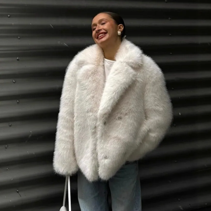 Nowy Zimowy Damski Płaszcz z Imitacji Futra Norki Biały Zapinany na Zatrzaski Garniturowy Kołnierz z Imitacji Futra Lisa Elegancka Puszysta Damska Kurtka ze Sztucznego Futra