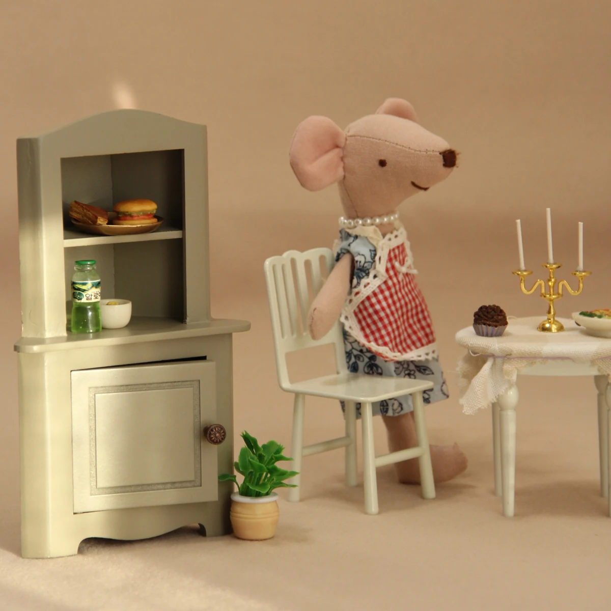 1:12 ミニチュア人工家具木製キャビネットは 3 色でご利用いただけ、おもちゃの家のアクセサリーに適しています