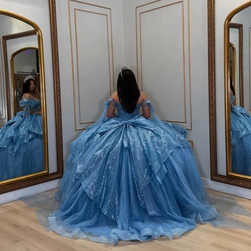 Maßgeschneiderte glänzende blaue Quinceanera-Kleider, schulterfrei, Pailletten-Applikation, Schichtung, langer Schwanz, Schleife, Vestido 15, Quinceanera
