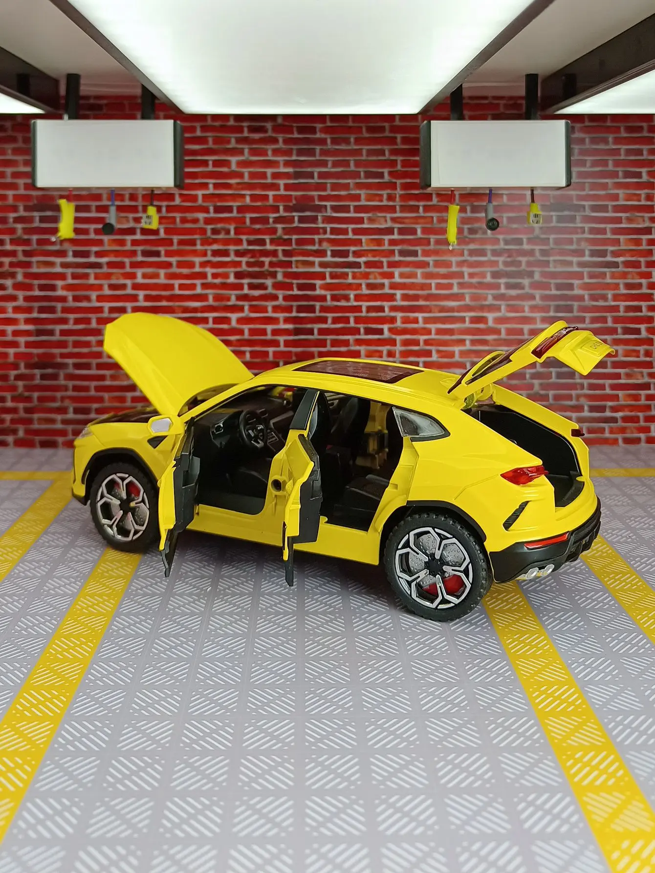 1:24 Lamborghini URUS Bison SUV Alloy Sports Car Model Diecasts Metal Off-road Vehicles Car Model Sound and Light Kids Toys Gift