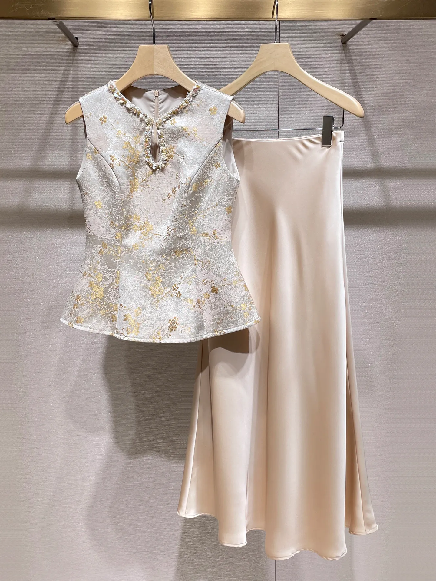Jacquard waist vest top satin skirt