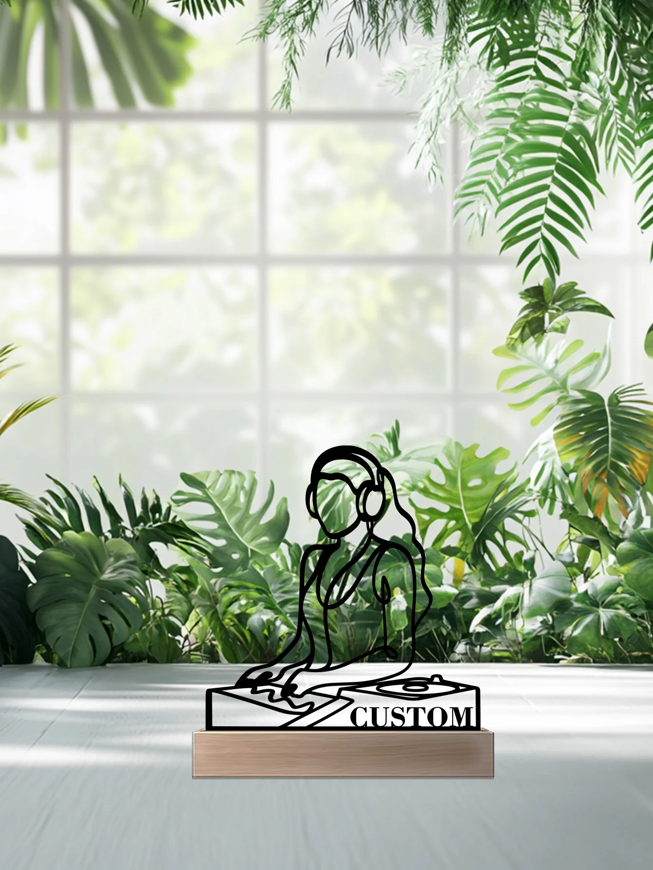 รูปปั้นนักร้องดัง 1 ชิ้น งานโลหะสั่งทำพิเศษ พร้อมฐานไม้ ของตกแต่งเหล็ก งานประติมากรรมดีบุก งานฝีมือศิลปะ พร้อมฐานไม้