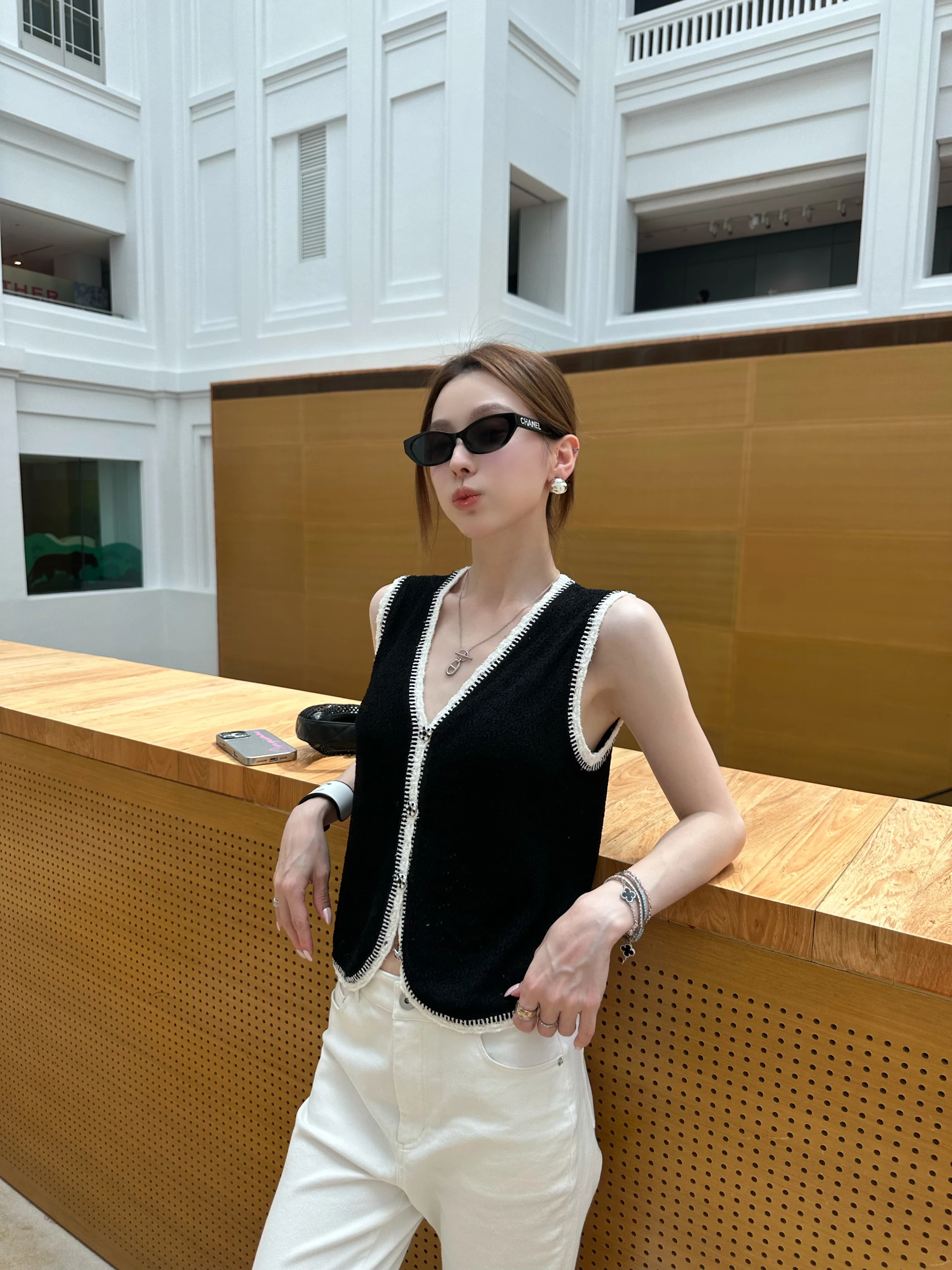 

Lingqimei Vs Lanjing Vest Women's V-ne Svel Faionable Thin Design Original Pattern Summer Outerwear