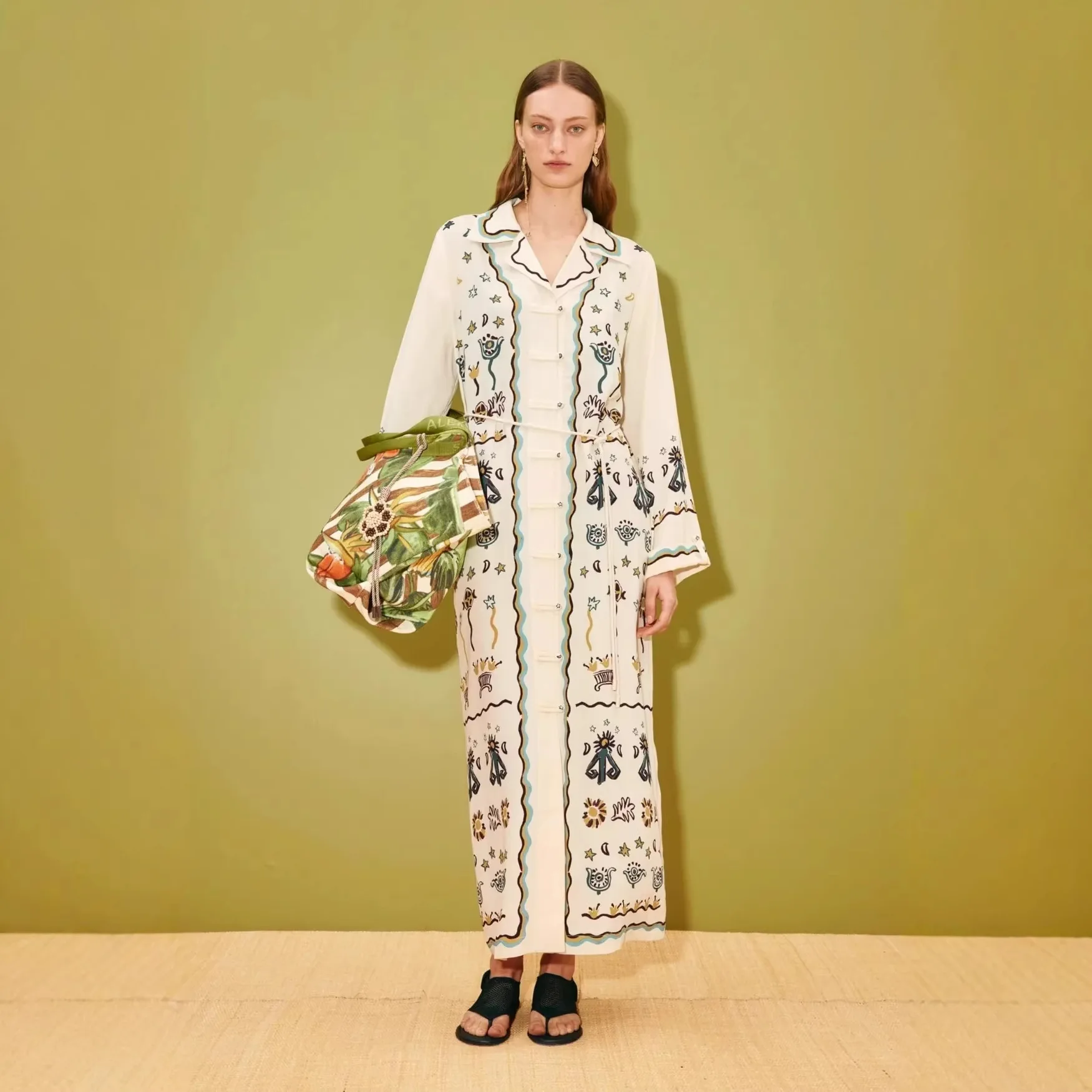 

Повседневное льняное платье 2026 года с воротником-стойкой и шнуровкой