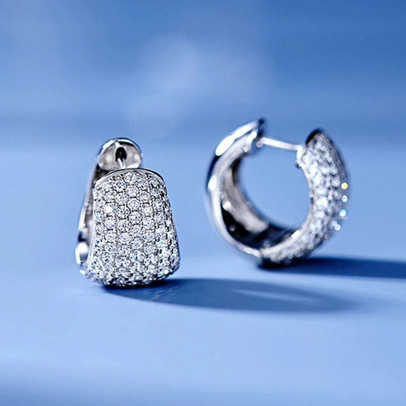 Huitan Kleine Kreis Ohrringe mit Bling Zirkonia Silber Farbe Mode Frauen Creolen Täglichen Verschleiß Temperament Schmuck