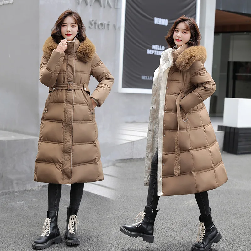 2025 Cappotto invernale Piumino in cotone Giacca lunga in cotone da donna Lunghezza al ginocchio Collo in pelliccia Piumino coreano con cintura in vita slim fit