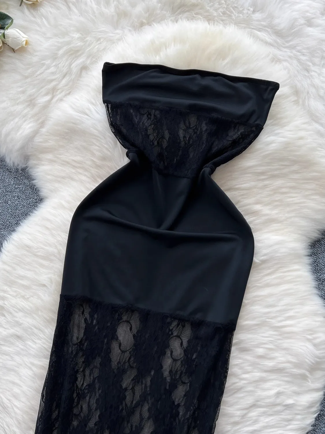 Seksowny koronkowy top tuba z efektem łączenia materiałów, dopasowana spódnica damska z wysokim stanem w kształcie litery A, koreański styl, ażurowe wycięcia, stylizacja na wygląd wyrafinowany, idealna do pracy.