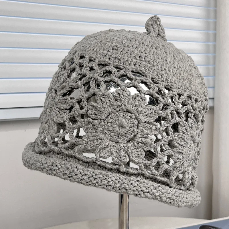 Neue handgemachte Häkelmütze mit hohlen Blumenmustern für Damen, atmungsaktive und vielseitige künstlerische Beanie-Mütze für den Herbst. – Detail 4