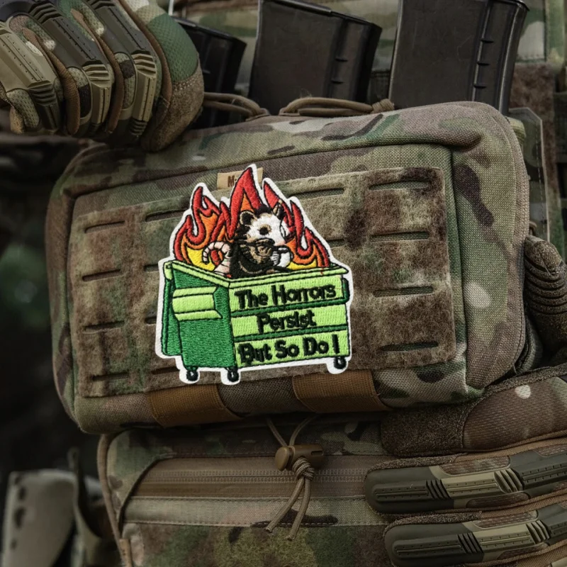 Patch brodé THE HORRORS PERSIST, Badge de moral tactique à crochet et boucle, autocollants décoratifs pour sac à dos, patchs de brassard pour vêtements
