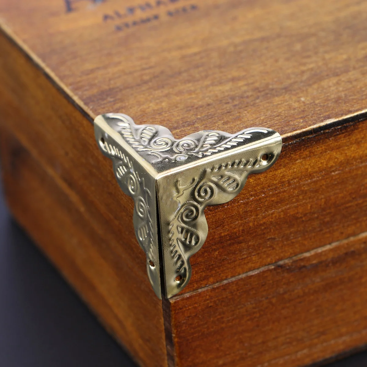 30 قطعة من واقيات الصندوق على شكل صندوق مثلث معدني لحافظات خشبية وأبواب الخزانة وشملت الأظافر باللون الأصفر