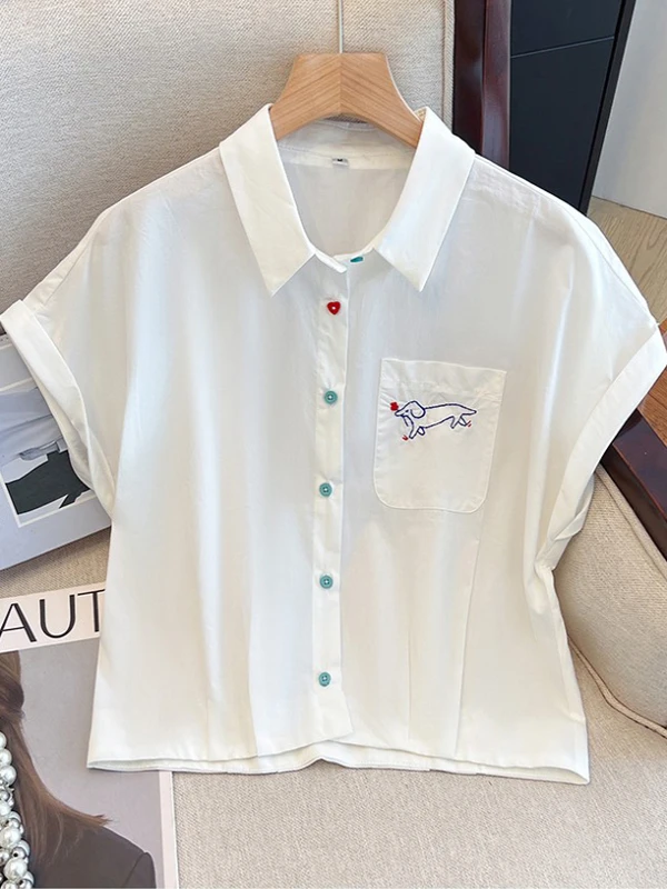 

Корейская белая рубашка с вышивкой и одной пуговицей, женская летняя новинка, укороченный универсальный топ, стройнящий фигуру