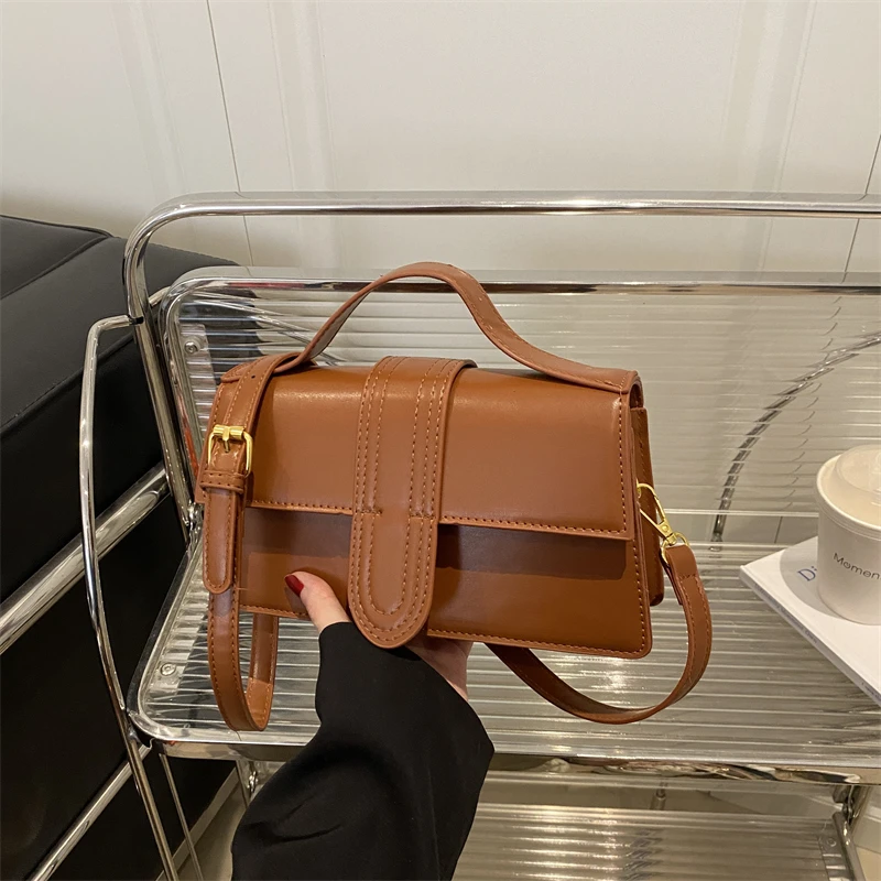 

Кожаная сумка-мессенджер премиум-класса для женщин. Стильная сумка через плечо с золотыми фурнитурой.