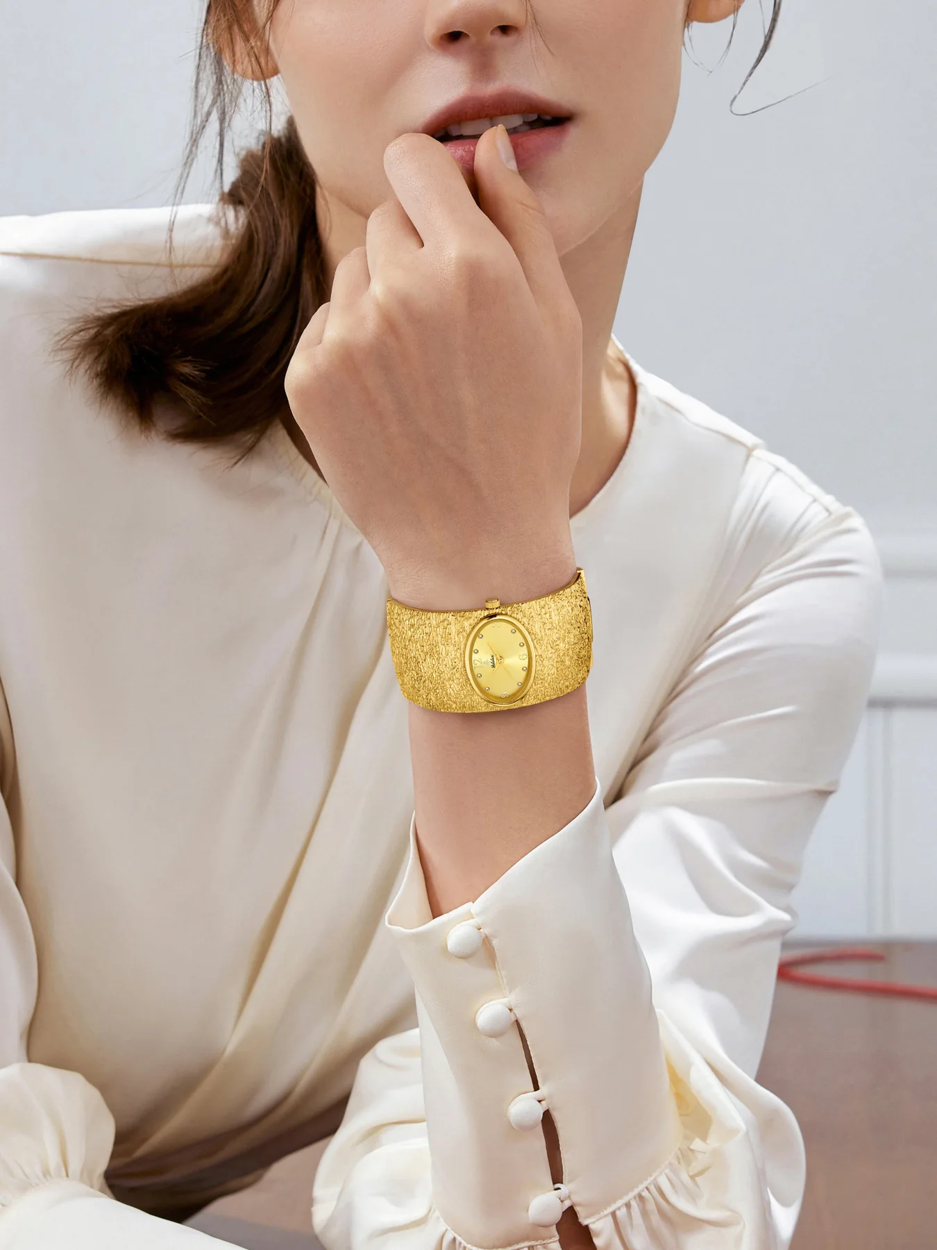 Yalalusi Bracelet Women's Watch Elliptical dial Luxury Gold Women's Watch Temperament Quartz Women's Watch Retro Watch