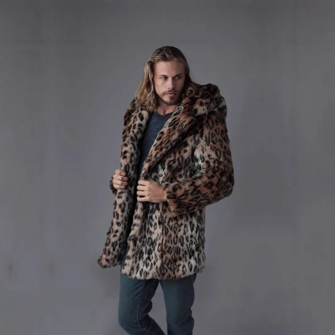 Jaket Bulu Imitasi Pria Mantel Musim Dingin Tebal Berkerudung Motif Leopard Panjang Sedang Hangat Telinga Mantel Vintage Longgar Kasual 2025 Pakaian Luar