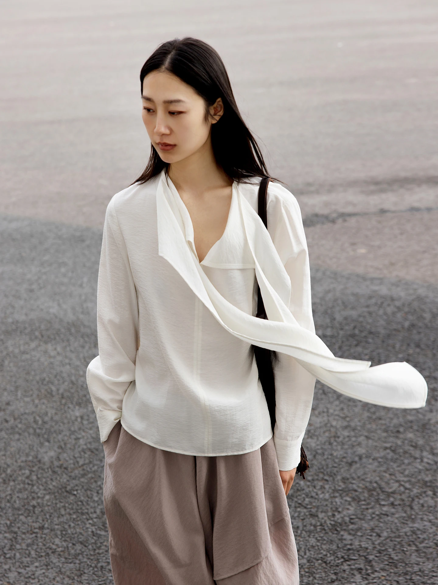 

Элегантная женская рубашка с длинным рукавом и воротником-стойкой, легкая как утренняя облачность, из коллекции Seei. Весенняя коллекция.