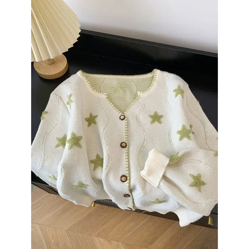 เสื้อสเวตเตอร์ผู้หญิงลายดาวห้าแฉกแบบฝรั่งเศส ผ้าถัก คอวี แขนยาว ทรงหลวม สวมใส่สบาย เหมาะสำหรับฤดูใบไม้ผลิและฤดูใบไม้ร่วง ดีไซน์หรูหรา ติดกระดุมแถวเดียว