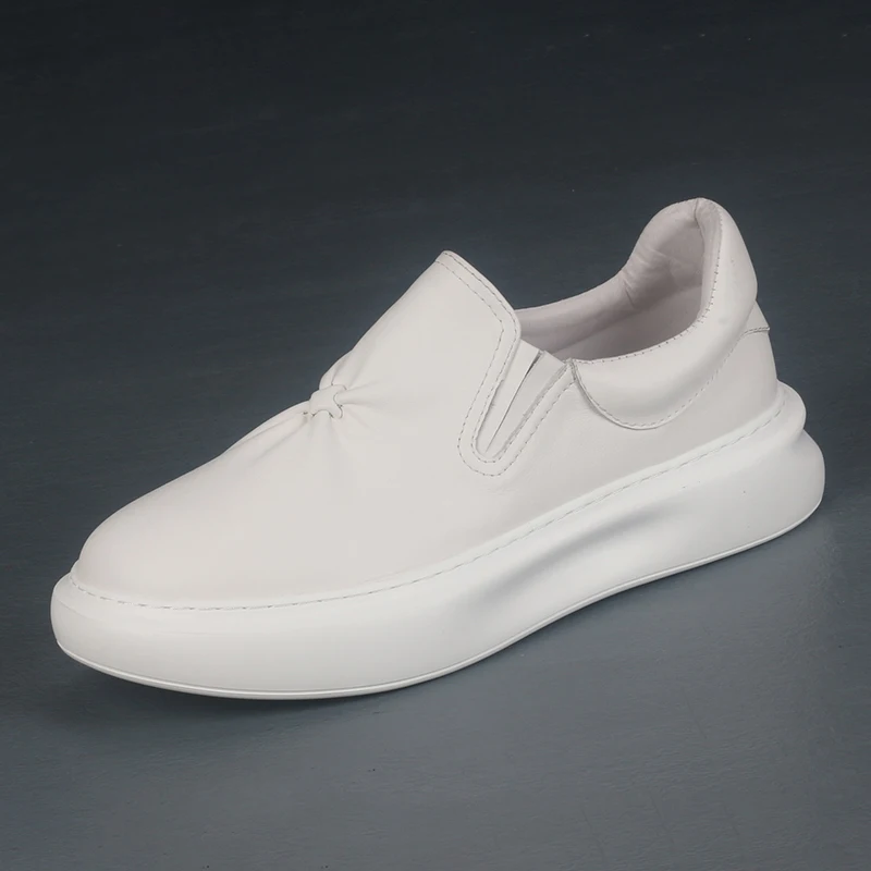 The new men's genuine cowhide white shoes are lightweight, comfortable, and feature a thick sole for added height.