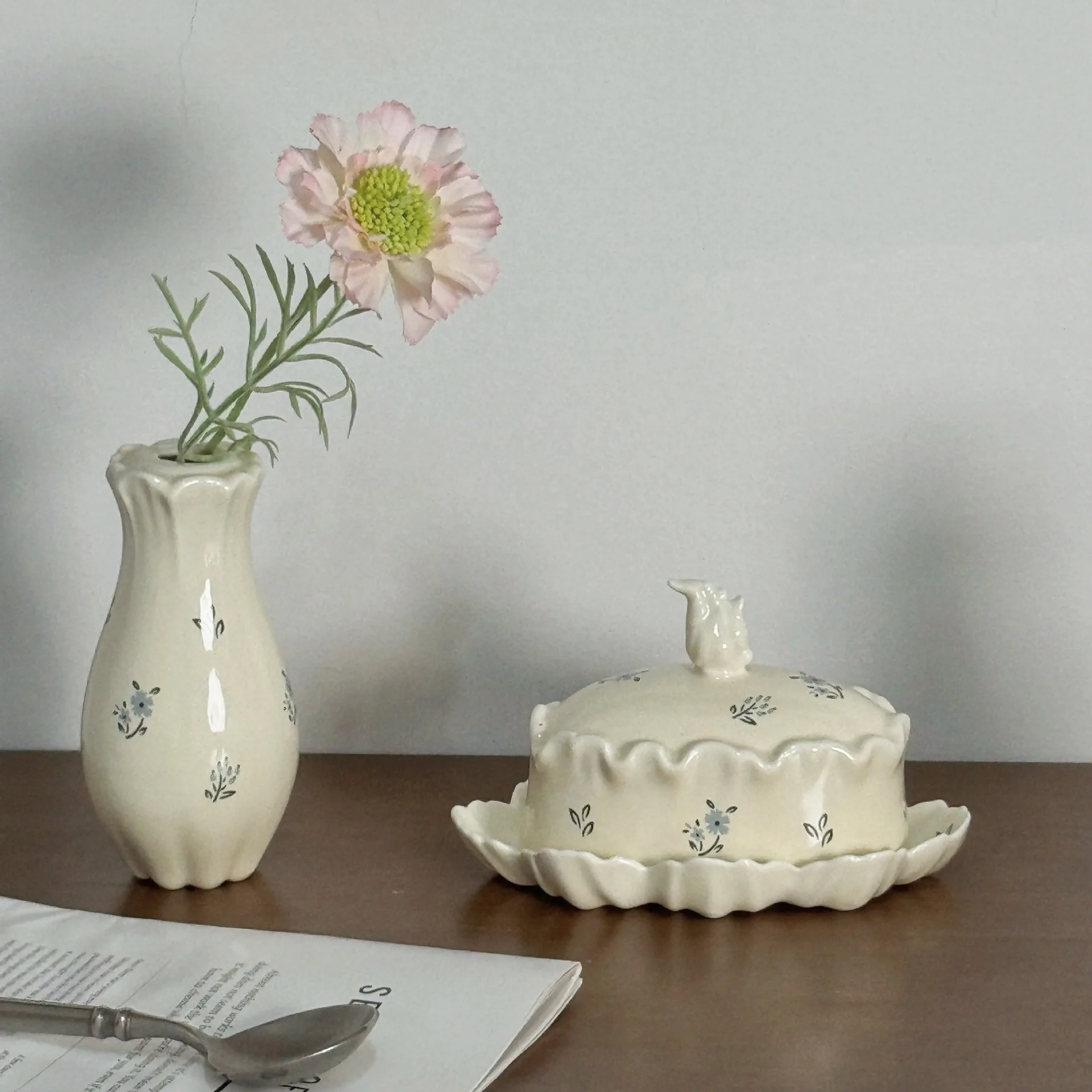 

Керамическая тарелка с французским кремовым цветочным узором, тарелка для масла, десертная тарелка, поднос для хранения ювелирных изделий, поднос для хранения, ароматический поднос