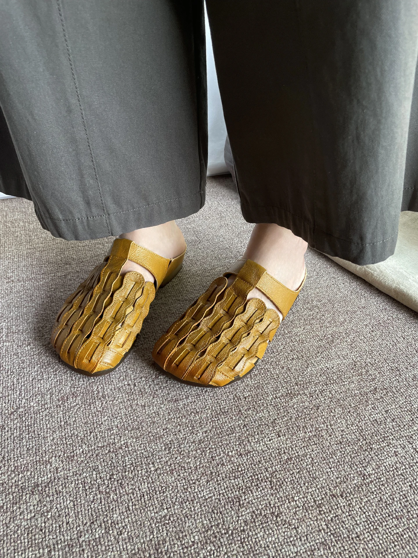 sandales-plates-en-cuir-respirant-style-retro-pour-femme-confortables-a-tissage-ajoure-pour-l'exterieur-a-bout-rond-et-talon-epais